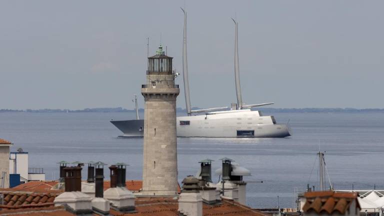 Velikanka sredi zaliva vzbuja domneve