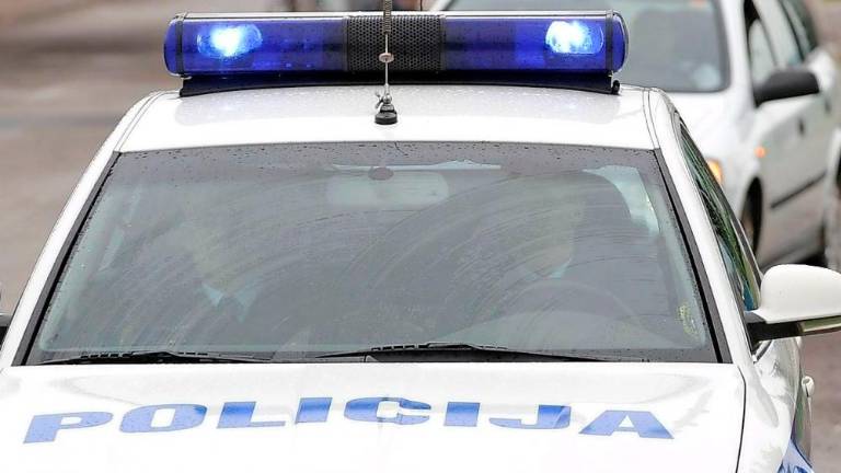 Več policijskih patrulj zasledovalo voznika začetnika