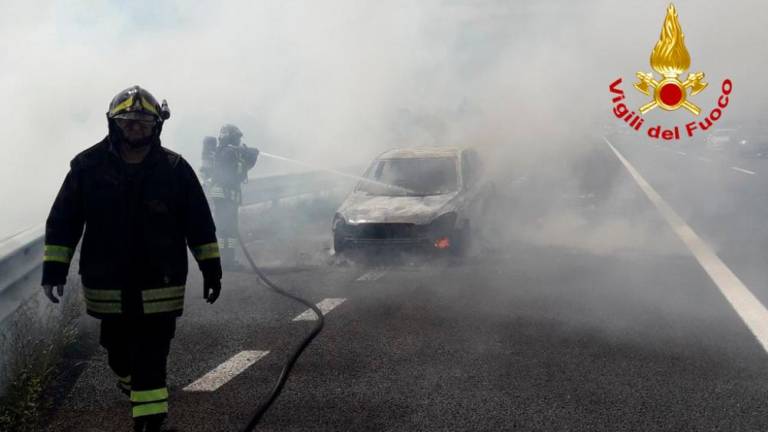 Gasilci opazili dim že več kilometrov pred gorečim avtomobilom