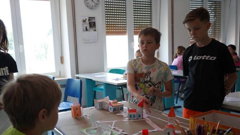 Ob ustvarjalnih vsebinah otroci pozabijo na telefone