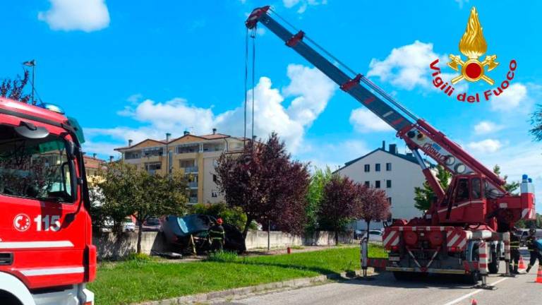 Z avtomobilom zletela z meter in pol visokega parkirišča