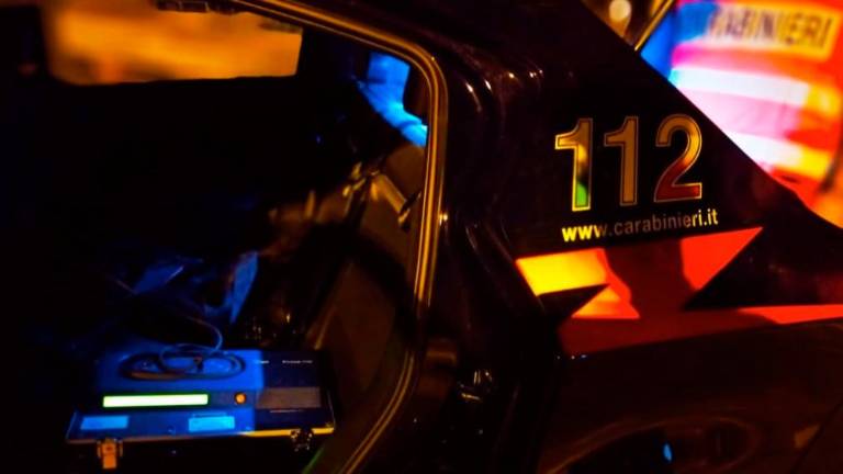 Nasilnež napadel dva taksista, mimoidočega fanta in karabinjerja