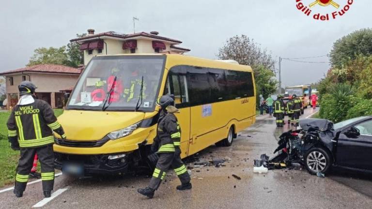 Trčila šolabus in avtomobil