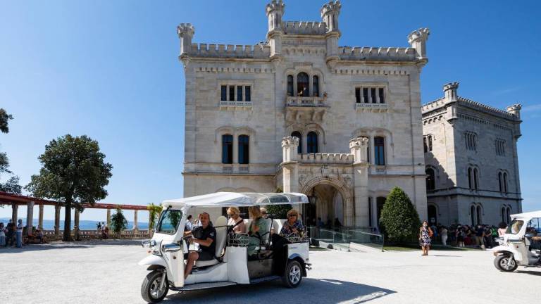 Z malim električnim avtom po parku