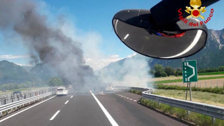 Gasilci opazili dim že več kilometrov pred gorečim avtomobilom