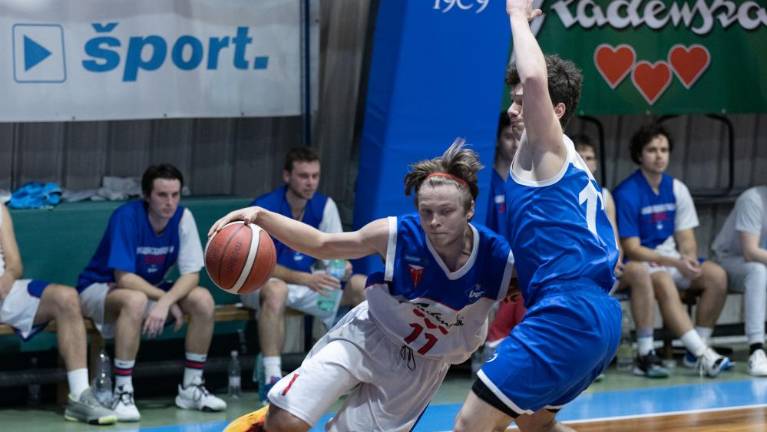 Bor končno doma prebil led