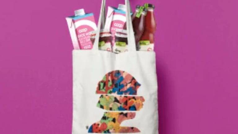 Proti nasilju nad ženskami z mlekom, marmelado in torbico