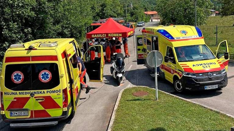 V Brestovici pri Komnu trčili motorni kolesi