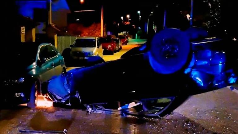 Po trčenju v parkirane avtomobile pristal na strehi