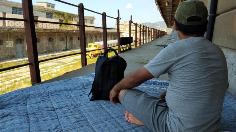 V opuščenih skladiščih so si uredili dom