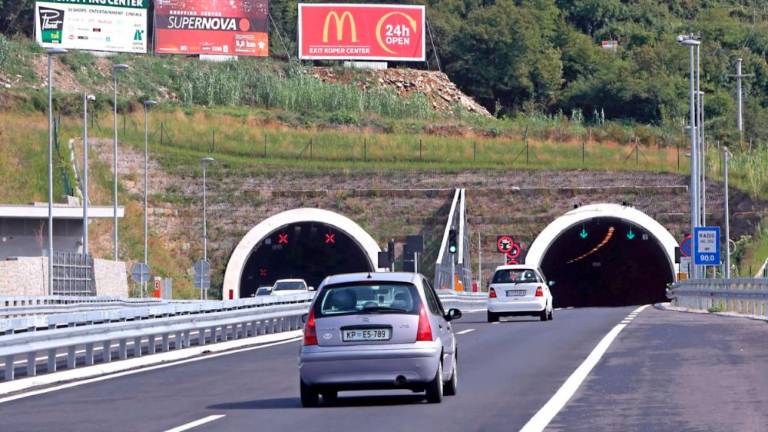 Promet skozi predor Markovec en mesec dvosmerno po eni cevi