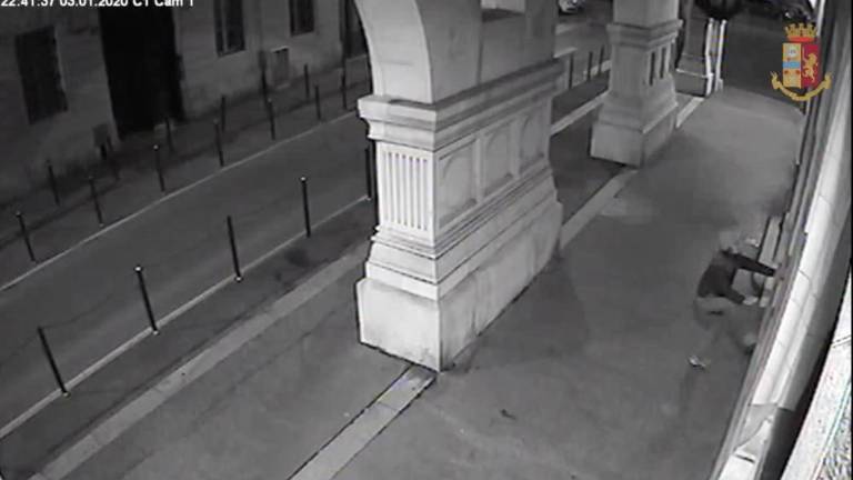 »Streljal« v kamero sinagoge in lomil šipe (video)
