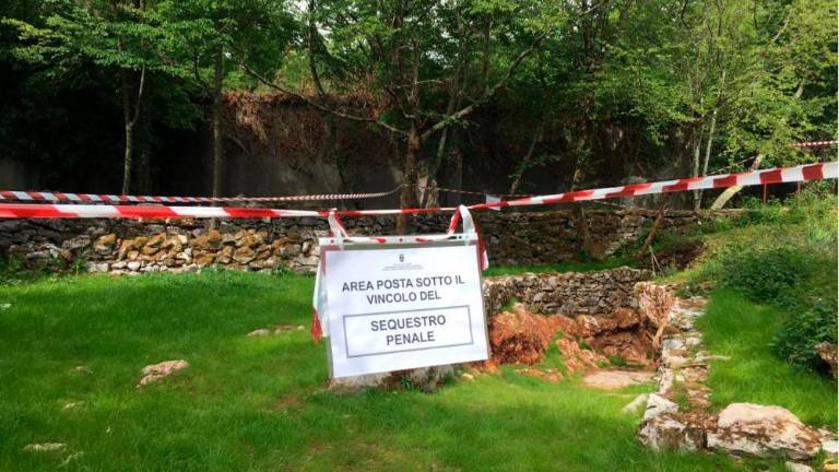 Čiščenje in obnova K’ptanove pečine naj bi bila nezakonita