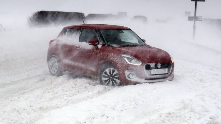 V snežnem metežu je rodila v avtomobilu