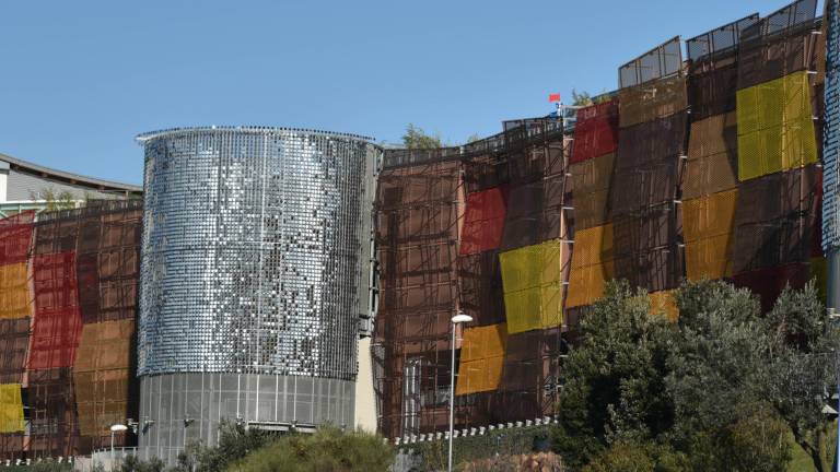 &Scaron;portni dolgi prsti: žensko ujeli s fitness oblačili