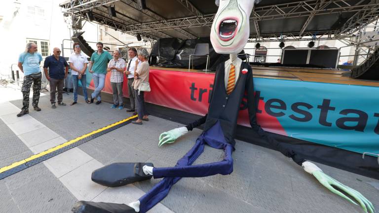 Vroč progresivni rock na trža&scaron;kem gradu