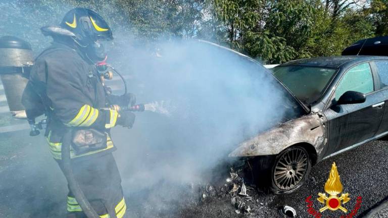 Na avtocestnem priključku zgorel avtomobil