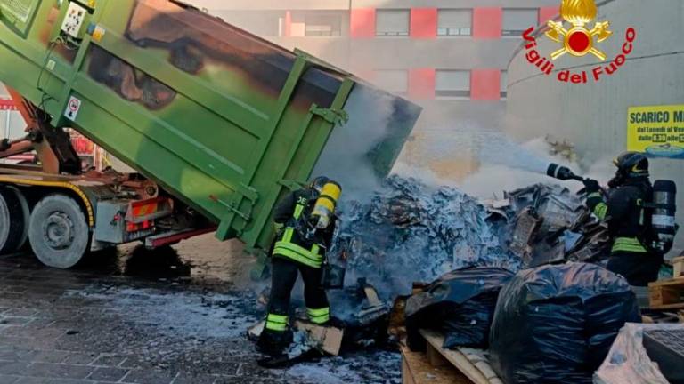 Zagorel stiskalni kontejner z odpadki