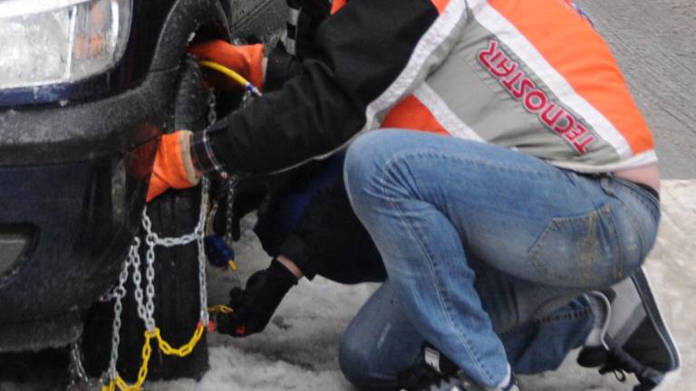 Sneg se oprijema cesti&scaron;ča