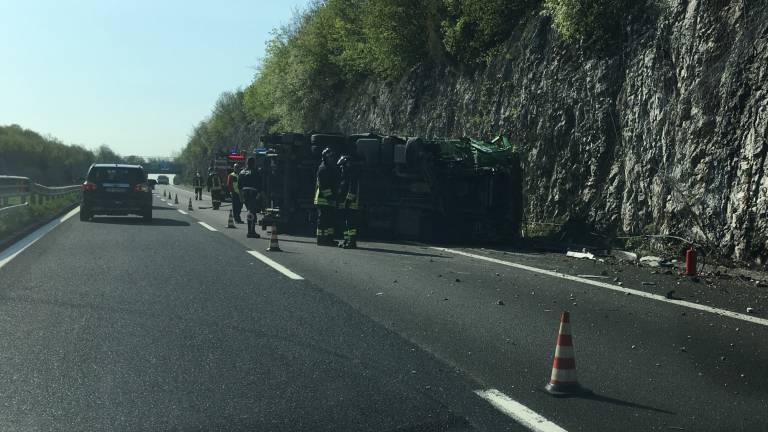 Prevrnjen tovornjak na avtocesti