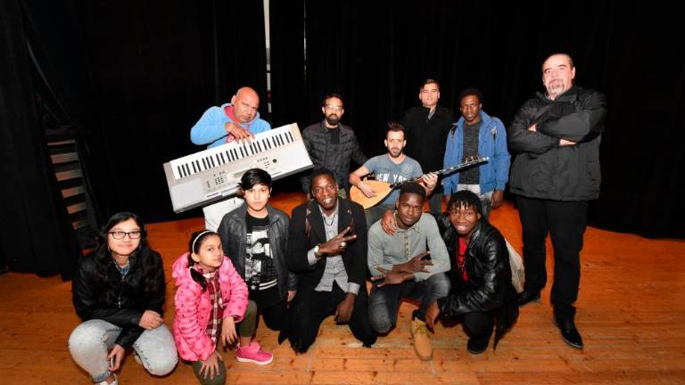 Velika večkulturna družina, ki ljubi glasbo