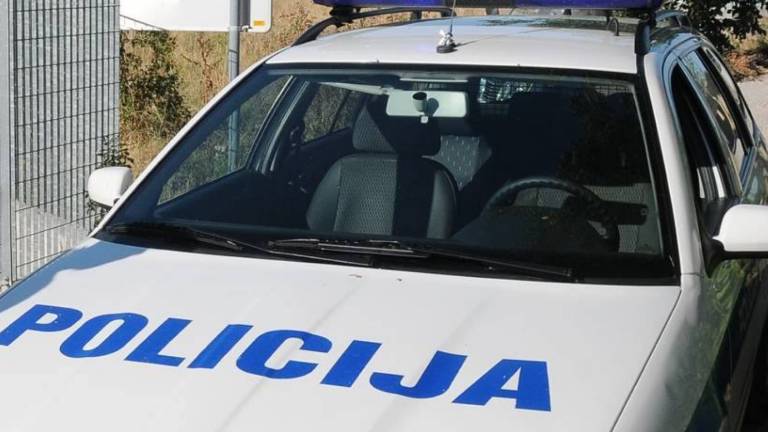 Sedel je v avtomobila in želel oropati voznici