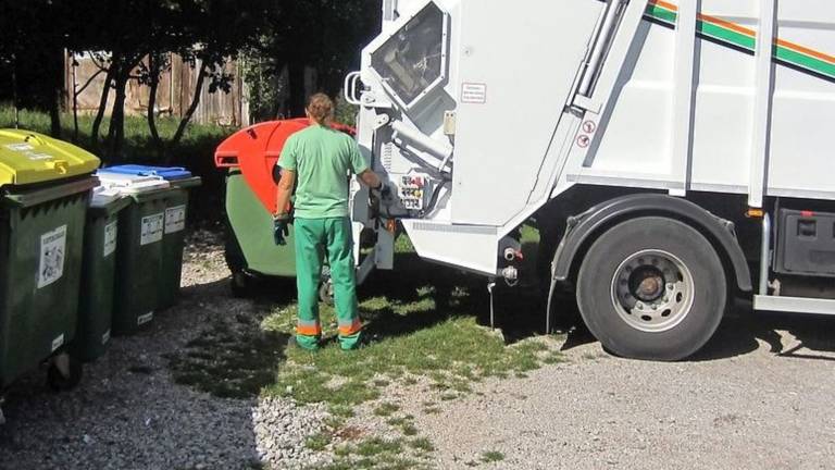 V Sežani komunalno vozilo povozilo pe&scaron;ca