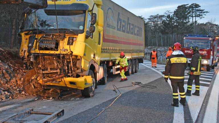 Pri Proseku izgubil nadzor nad tovornjakom