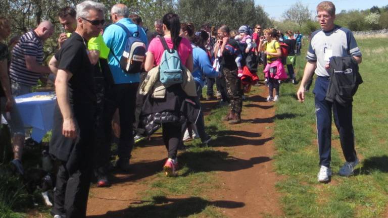 Pohod med sledovi vojne in kra&scaron;kimi dobrotami