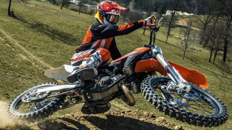 Motokrosist trčil v drevo