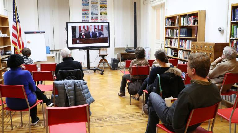 Trumpov &scaron;ov s plastičnimi nasmehi in solzami na ukaz