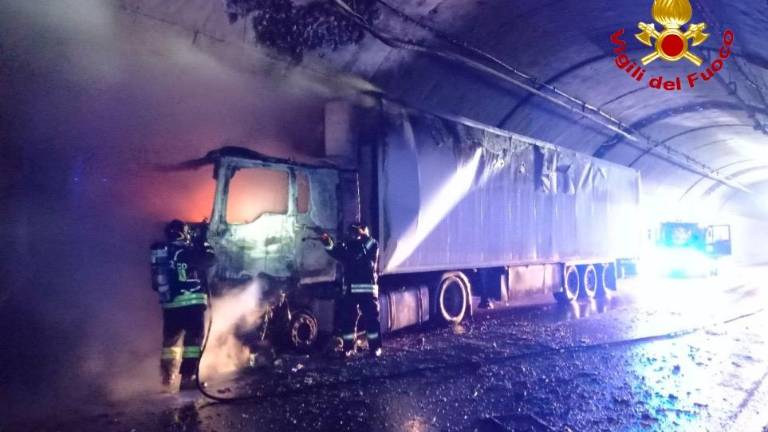 V predoru zagorel tovornjak s polpriklopnikom