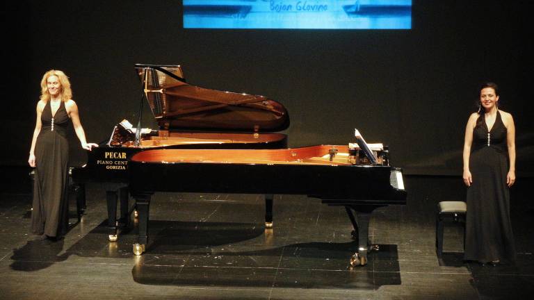 Žlahtni duo Excentury za klavirjem