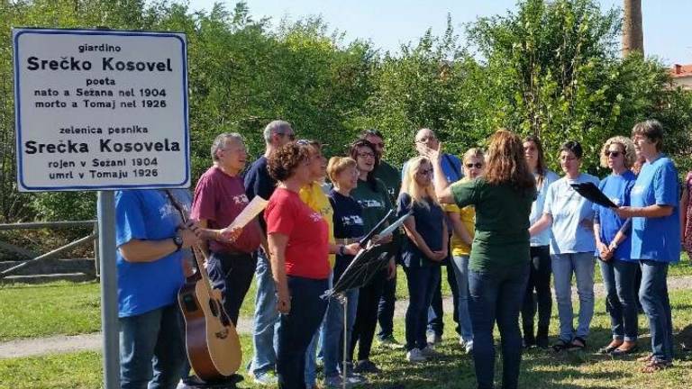 V Tržiču poimenovali zelenico po Kosovelu