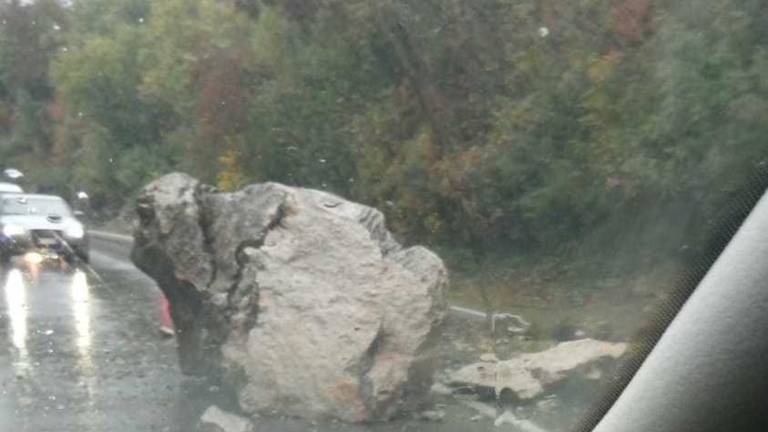 Skali na cesti med Jamljami in Dolom