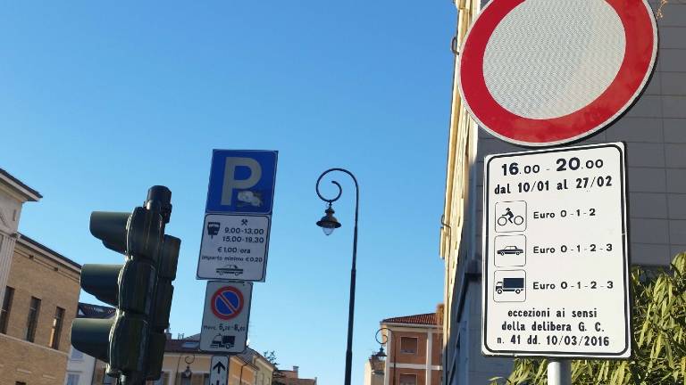 Starej&scaron;i avti ne smejo več v center