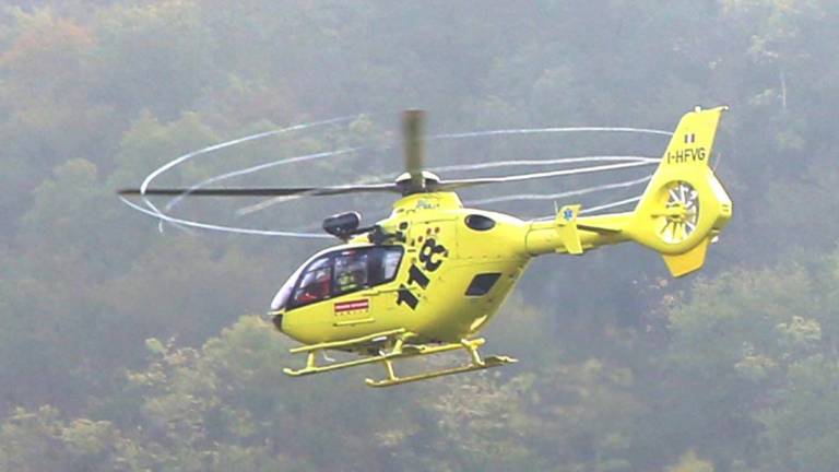 Na avtocesti z avtom v obcestno ograjo