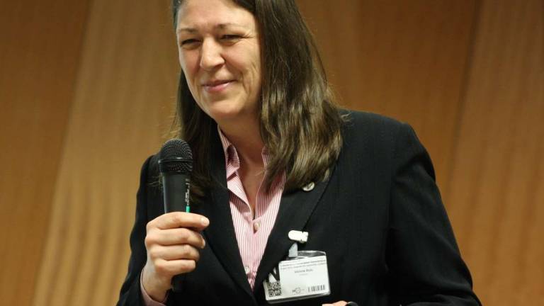 Vlada predlaga Violeto Bulc, polovica ministrov proti