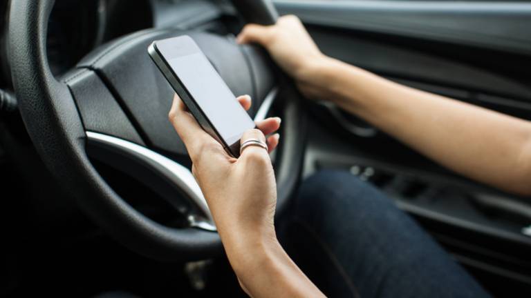 Telefon za volanom ena največjih nevarnosti na na&scaron;ih cestah