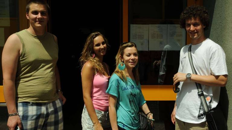 Nad maturo padel zastor s stoticama