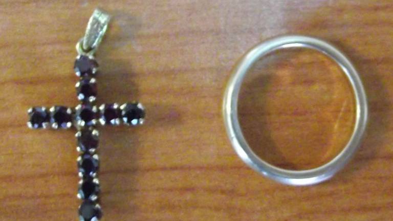 Čigava sta prstan in križec?