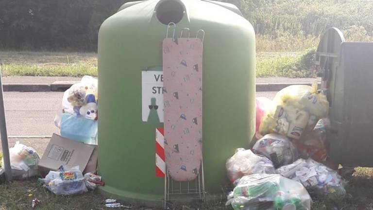 Ob zabojniku za steklo celo likalna deska