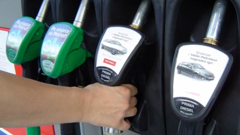Dizel se bo opolnoči rahlo pocenil