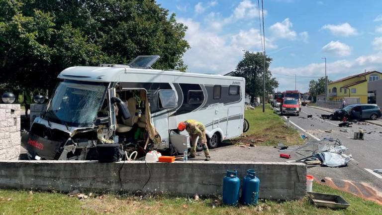 Zapeljal na nasprotni vozni pas in trčil v avtodom