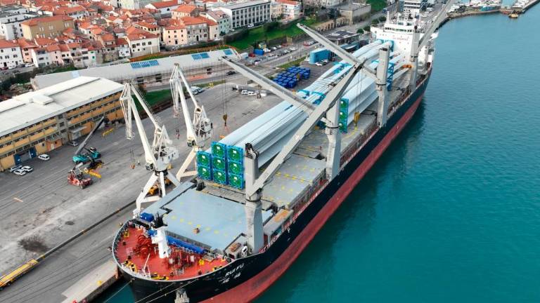 Iz Luke Koper drevi proti Avstriji izredni prevoz 87-metrskih elis za vetrnice