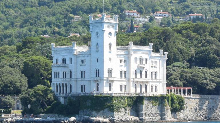 FJK na tretjem mestu, Miramarski grad na &scaron;estem