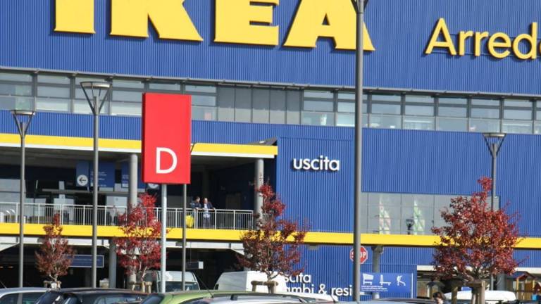 V Ikei deklica ujeta med steno in igralom