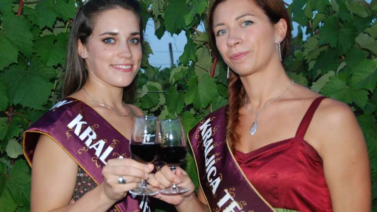 V Dutovljah praznik terana in pr&scaron;uta