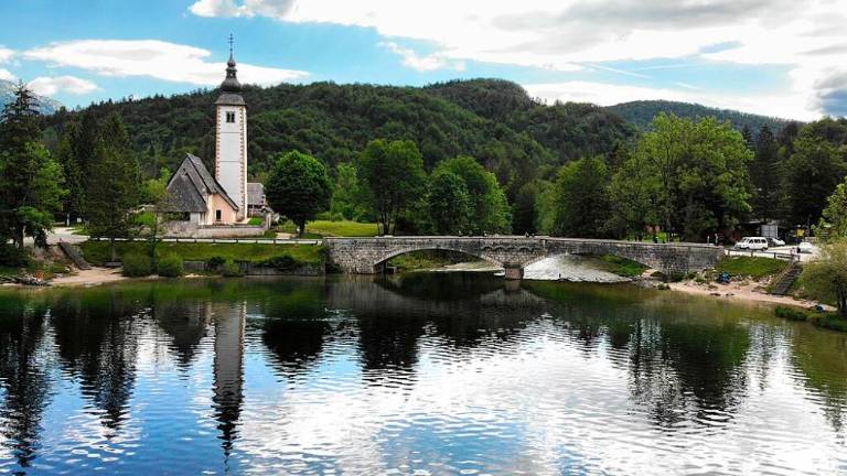 Analiza vode v Bohinjskem jezeru potrdila potencialno strupene cianobakterije
