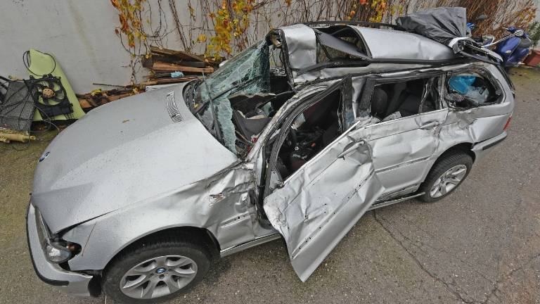 Bmw v priklopnik: ženska na mestu mrtva